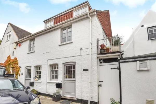 Stylish With Quay And River View Holiday home