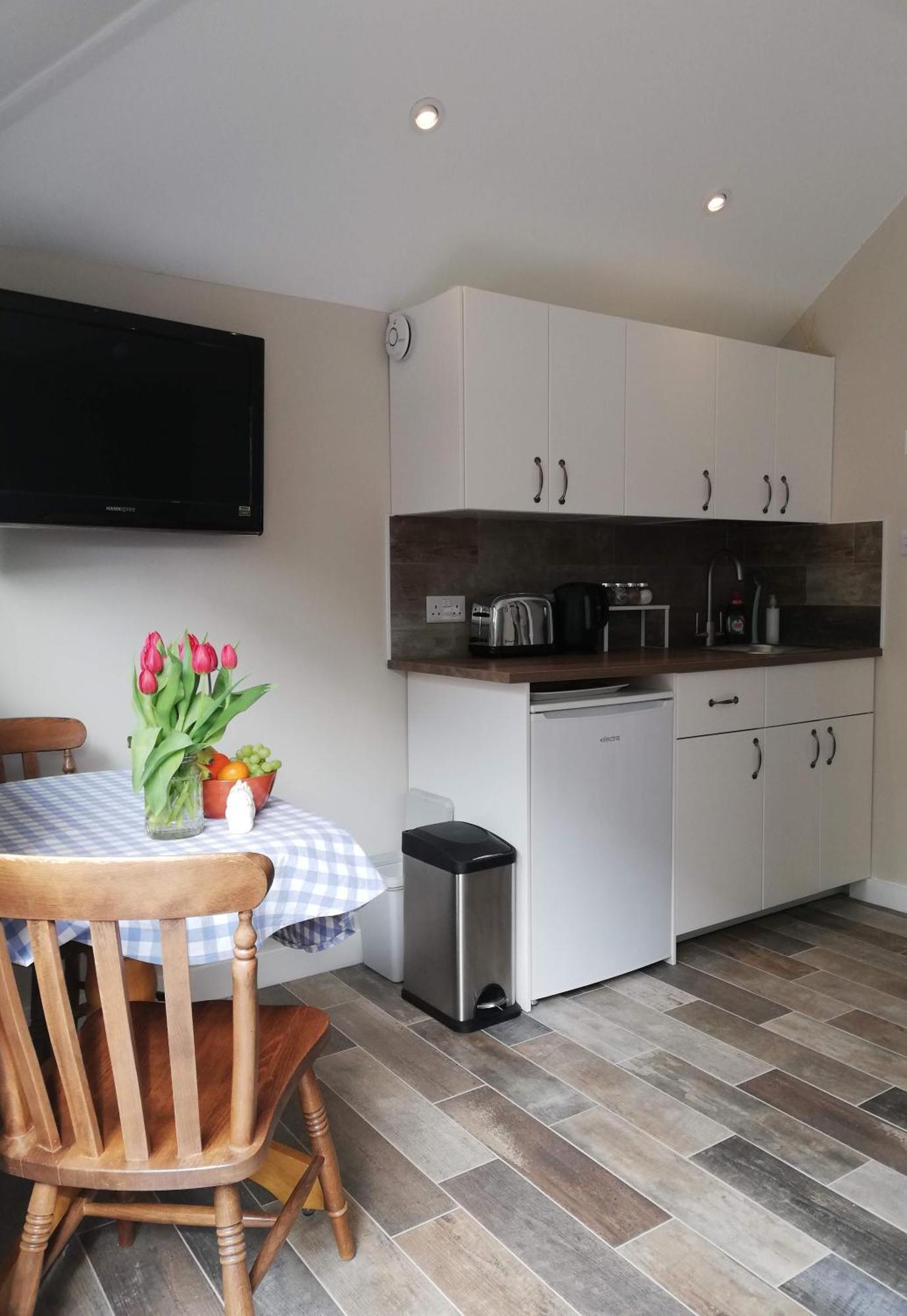 Fox's Den Dog Friendly, Self-contained Guest * Lymington