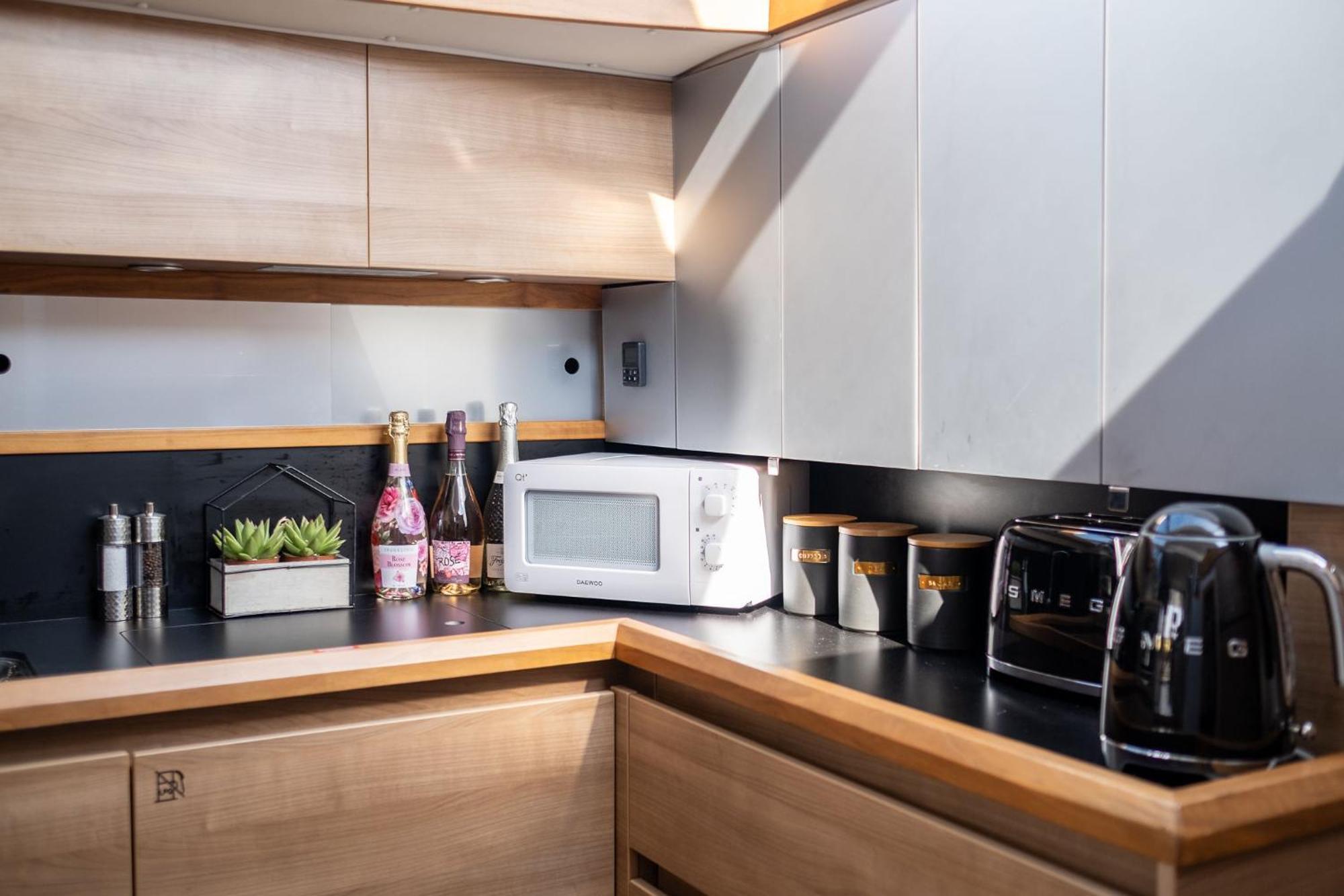 Botel 2br Heated Yacht, Centre, Beautiful View *