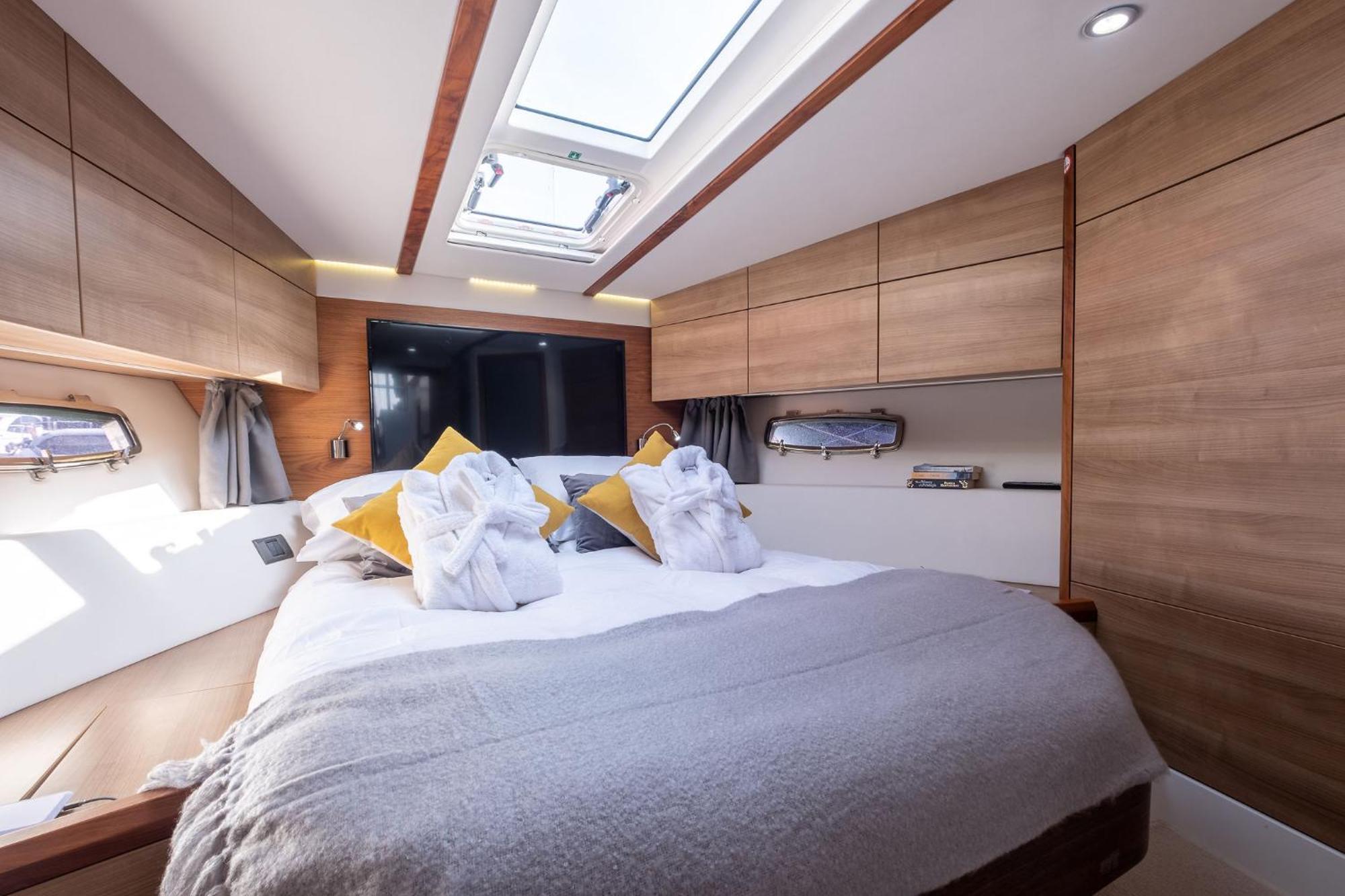 Botel 2br Heated Yacht, Centre, Beautiful View *