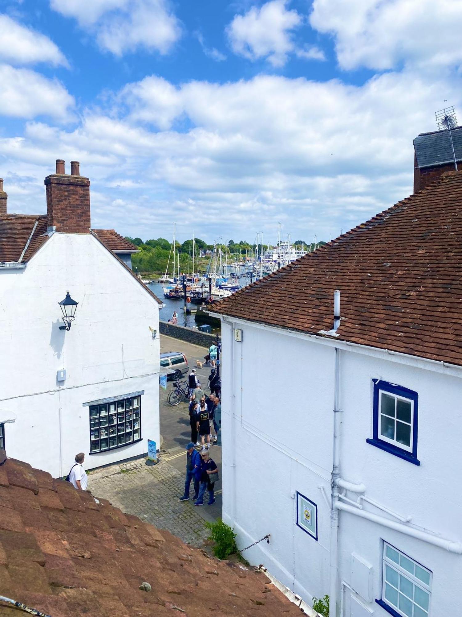 Stylish With Quay And River View Holiday home *