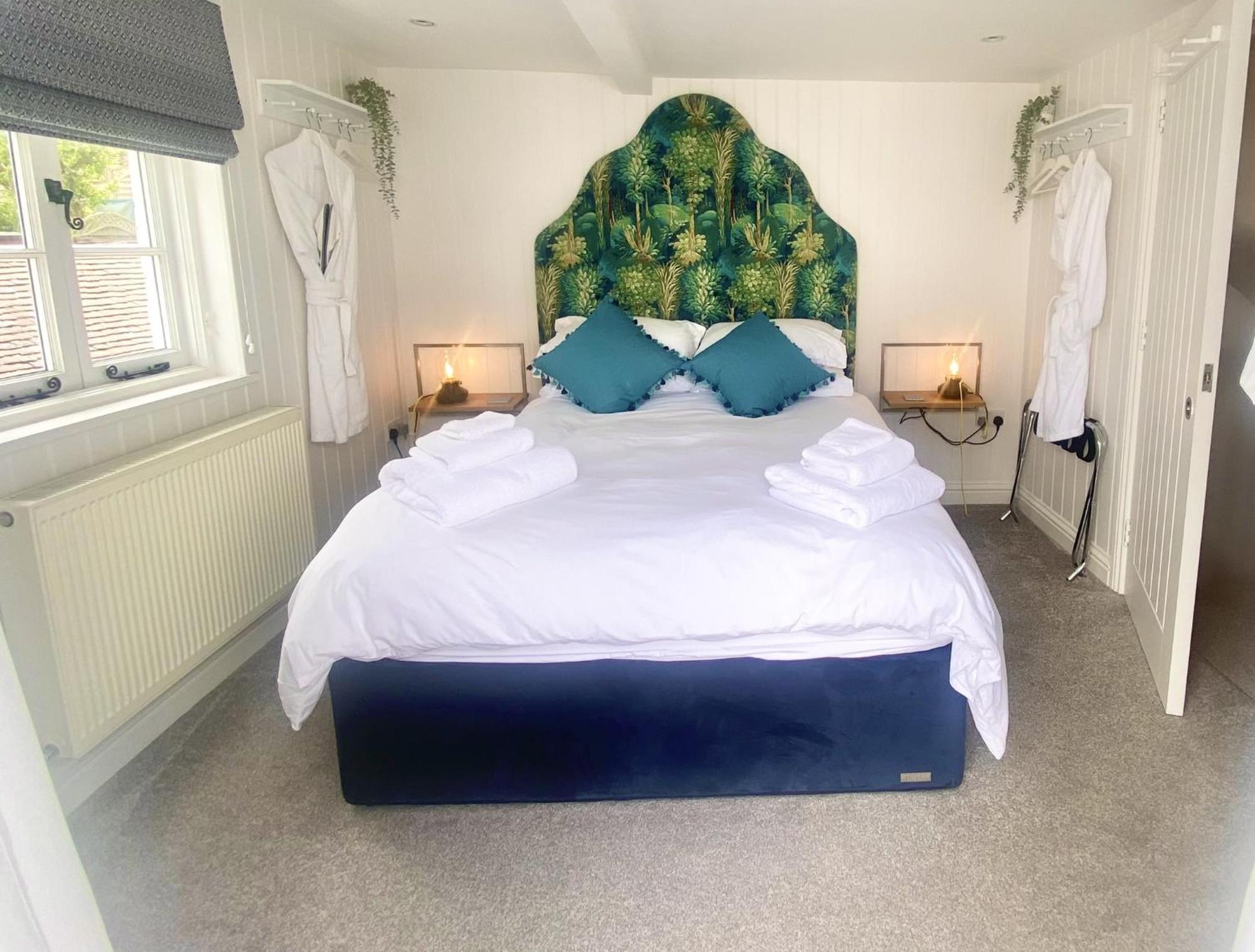 Stylish With Quay And River View Holiday home