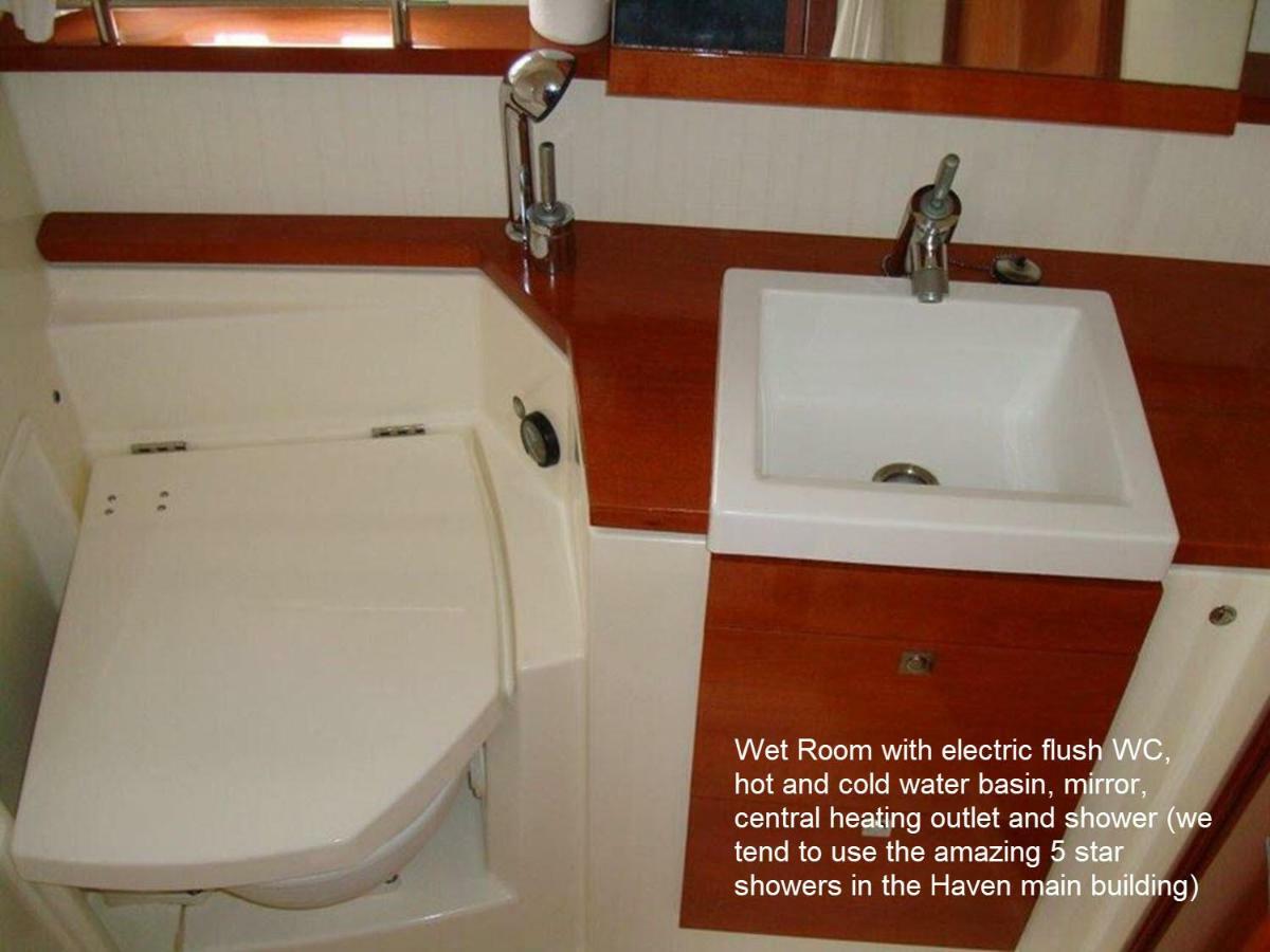 Zen Dog Luxury Motor Yacht Botel *