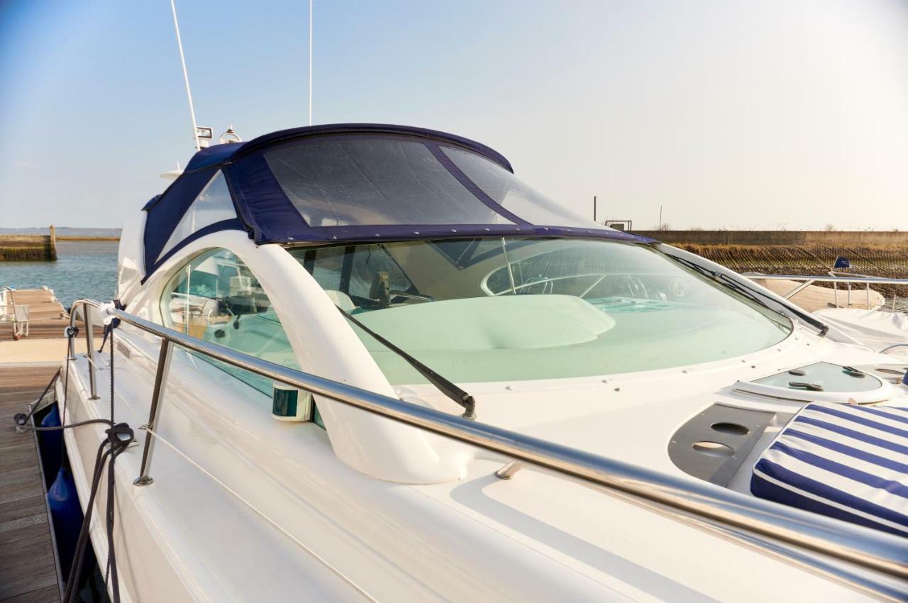 Botel Y-knot-two Bedroom Luxury Motor Boat In *