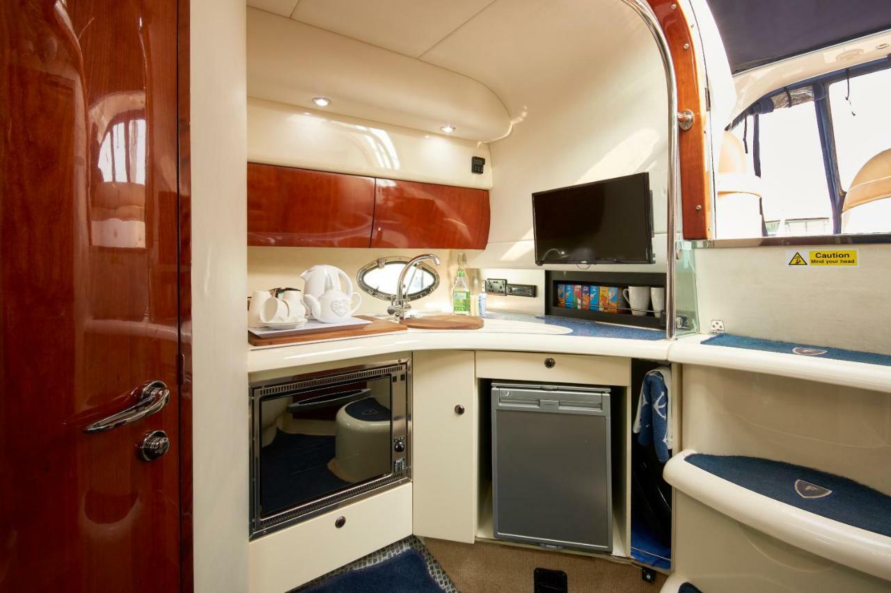 Y-knot-two Bedroom Luxury Motor Boat In Lymington