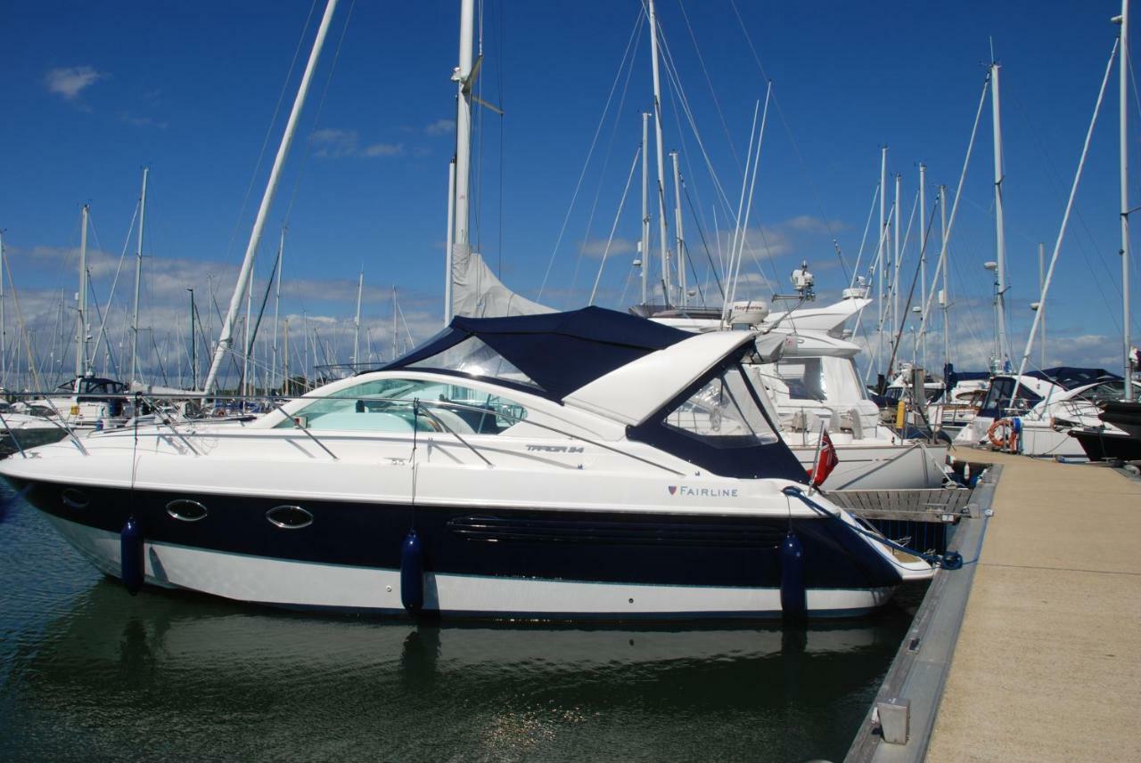 Y-knot-two Bedroom Luxury Motor Boat In Botel Lymington