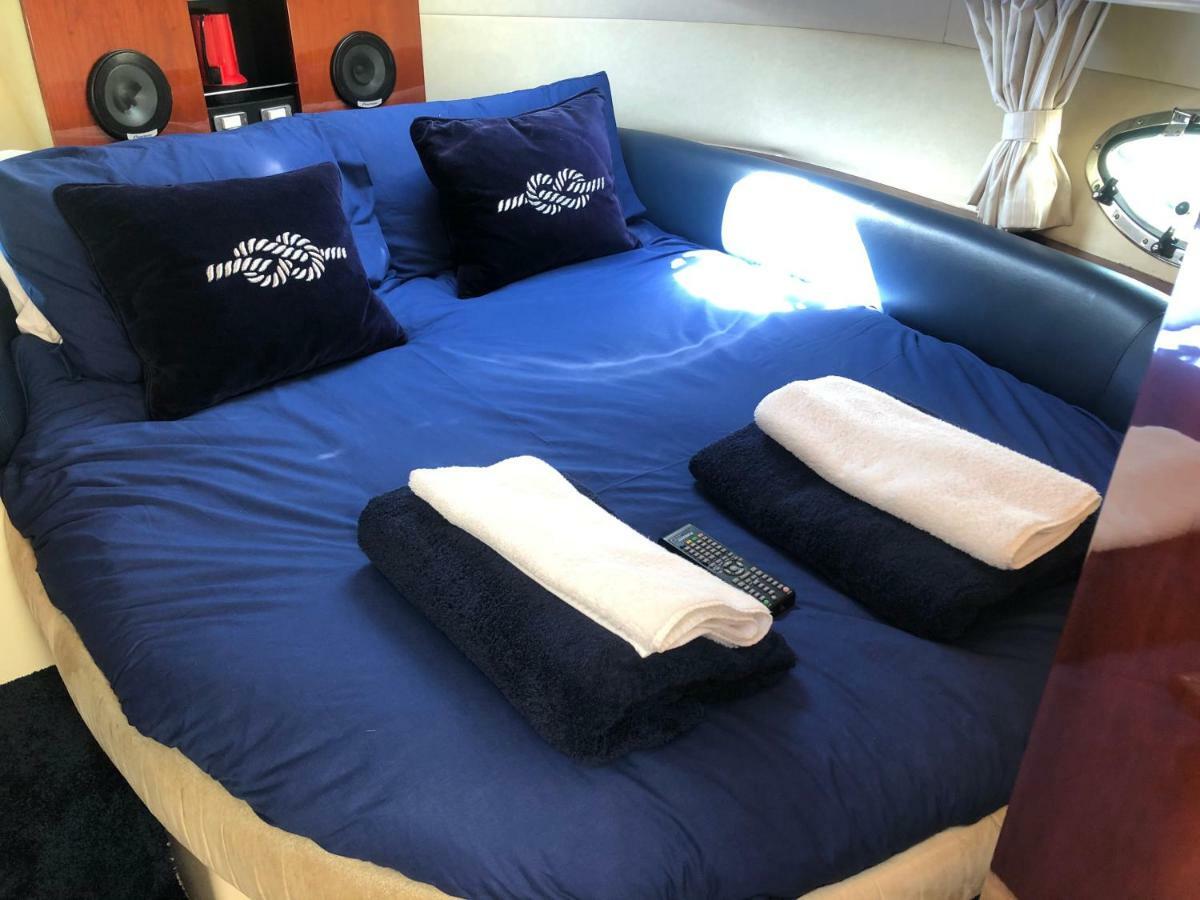 Y-knot-two Bedroom Luxury Motor Boat In Lymington