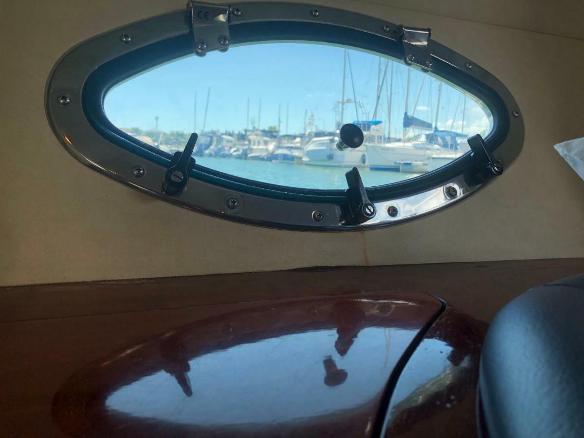 Y-knot-two Bedroom Luxury Motor Boat In Botel Lymington