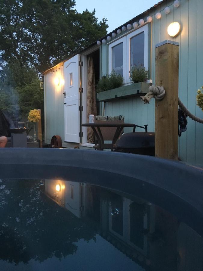 Shepherds Hut With Hot Tub Lymington