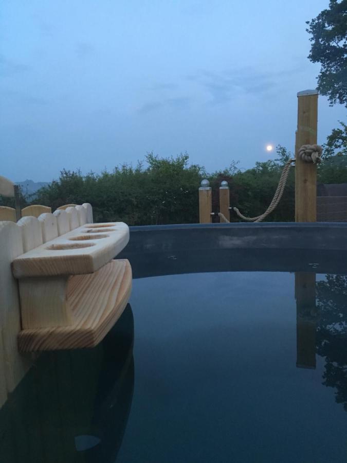 Shepherds Hut With Hot Tub Lymington