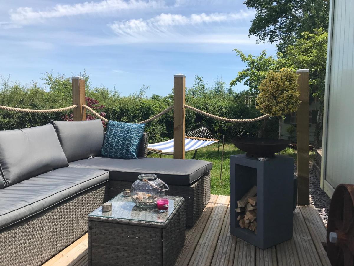 Shepherds Hut With Hot Tub Apartment Lymington