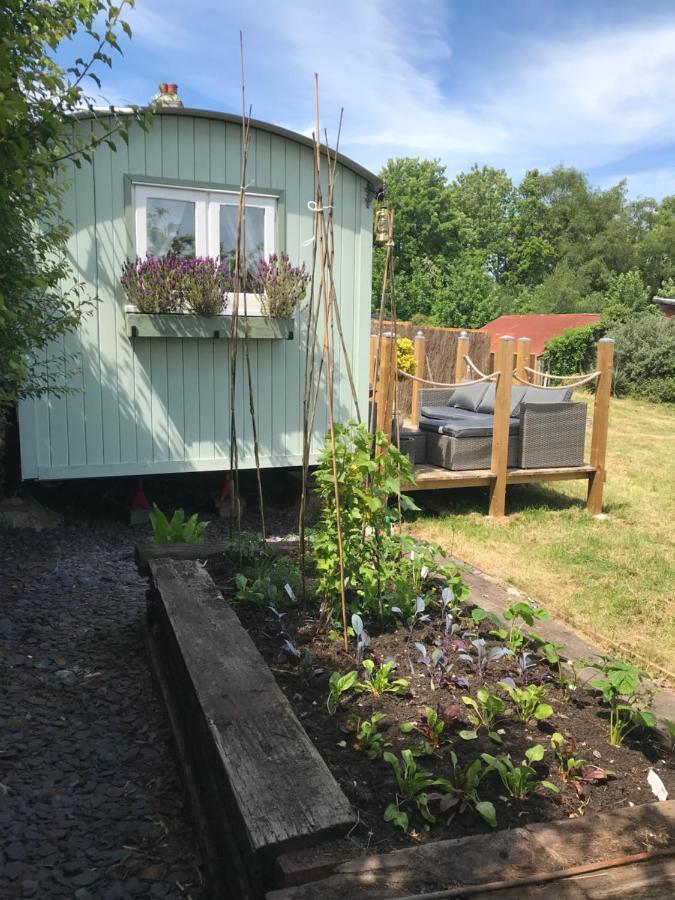 Shepherds Hut With Hot Tub * Lymington