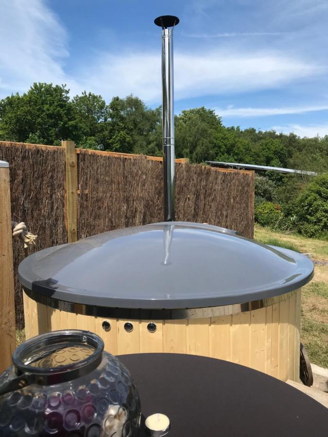 Shepherds Hut With Hot Tub Lymington