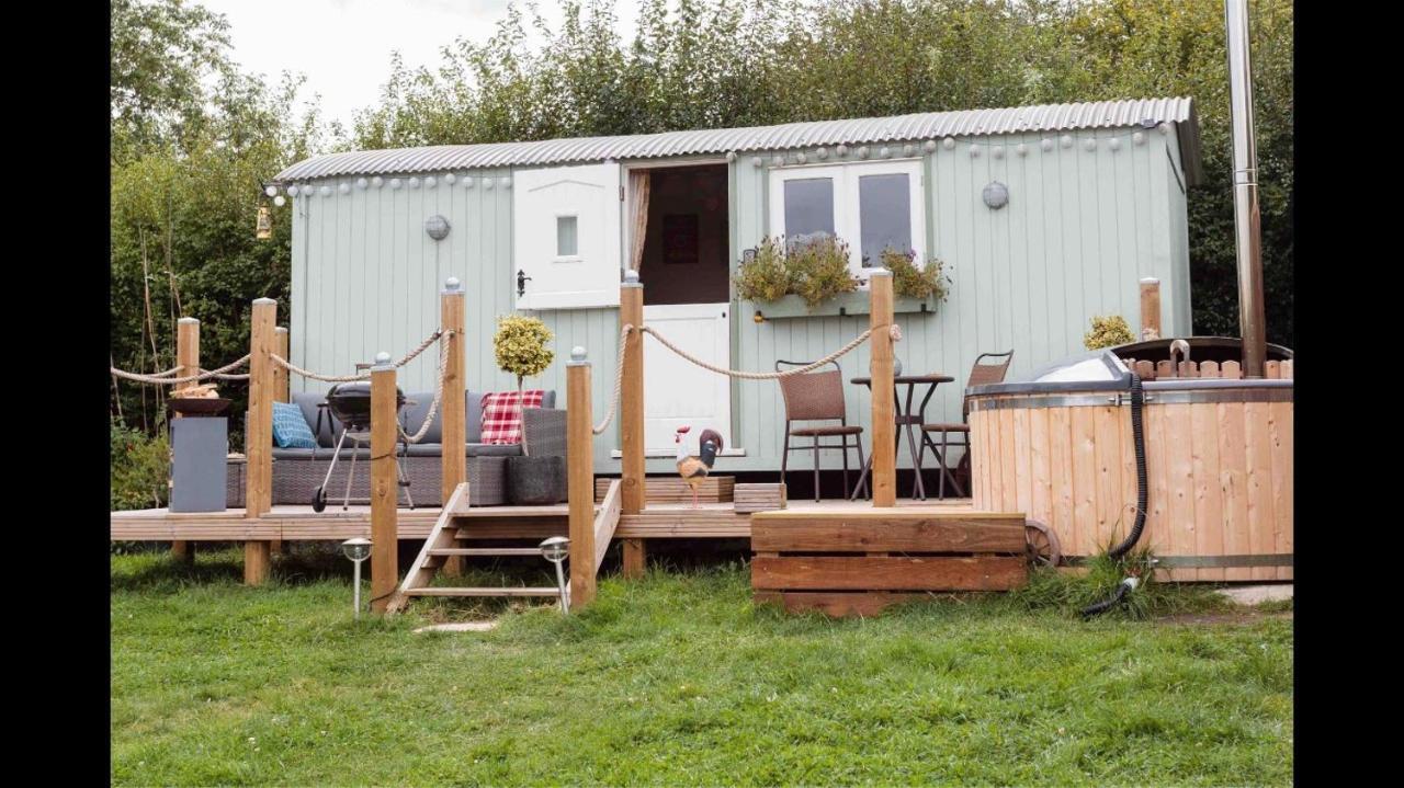 Apartment Shepherds Hut With Hot Tub
