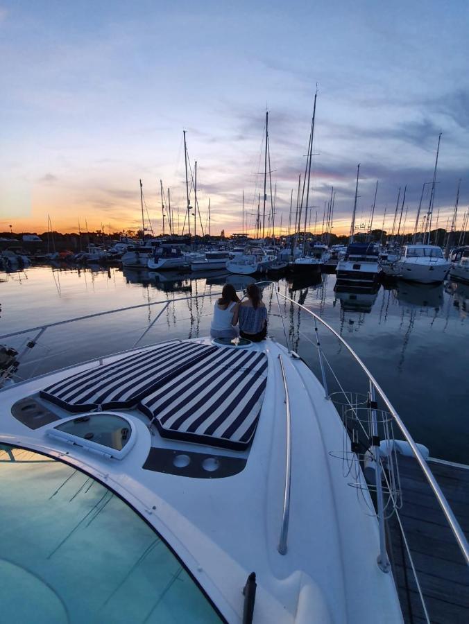 Y-knot-two Bedroom Luxury Motor Boat In Botel Lymington