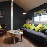 Courtyard Cottages Lymington, 2 Adults Only