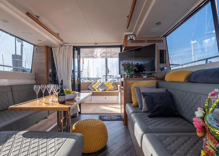 2Br Heated Yacht, Lymington Centre, Beautiful View