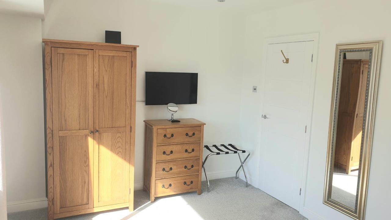 Large Modern Self Contained In Apartment