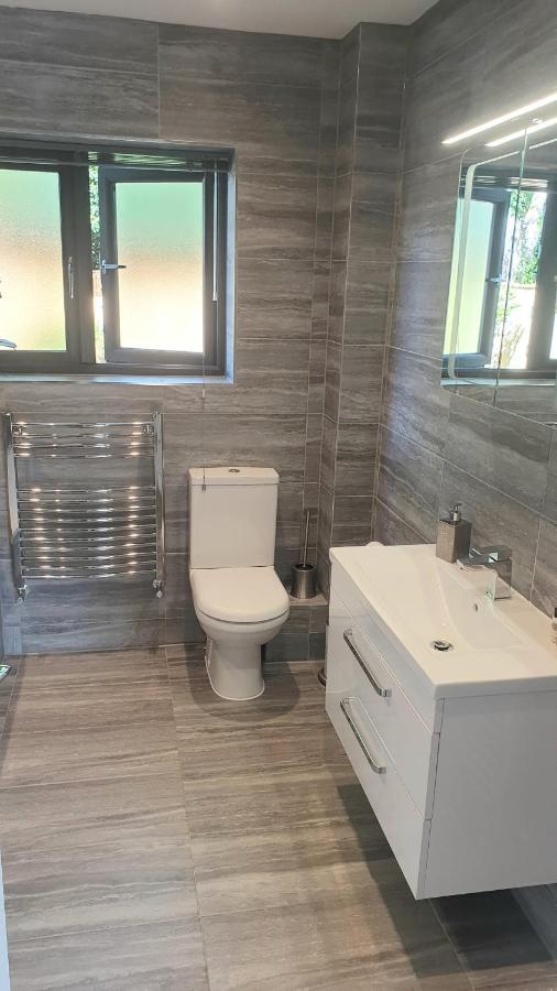 Large Modern Self Contained In Apartment *