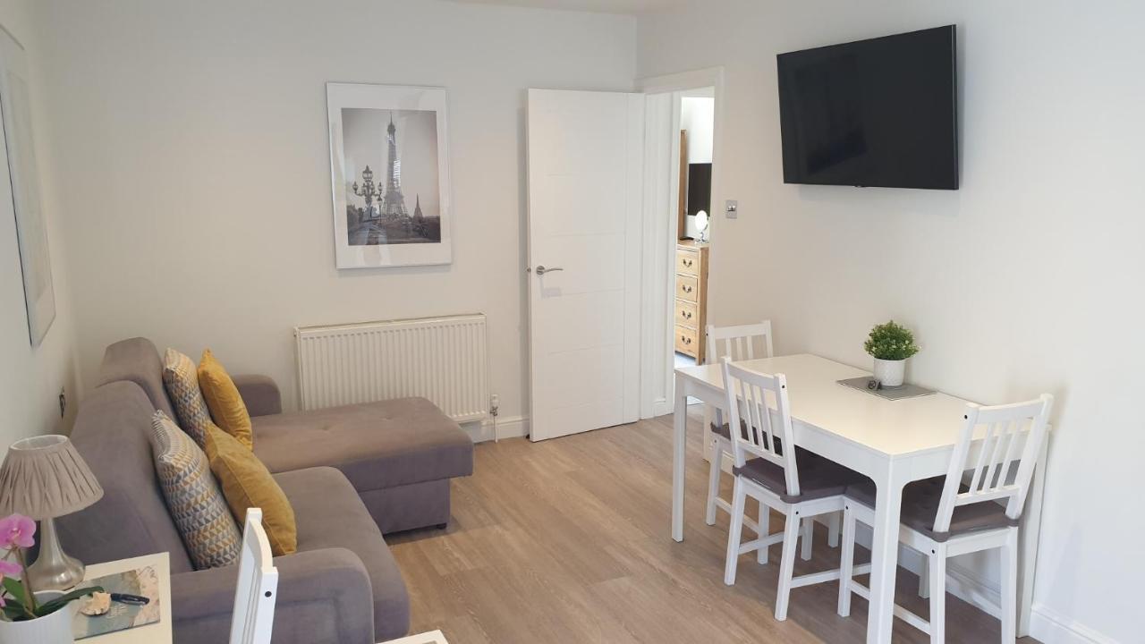 Large Modern Self Contained In * Lymington